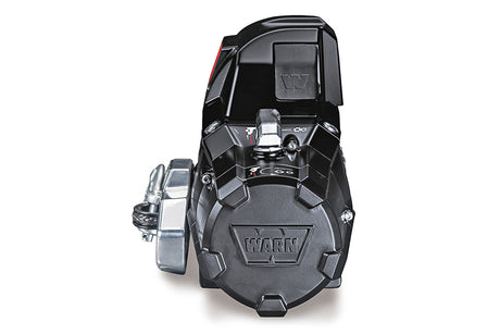 Seitliche Perspektive der WARN Zeon 12S – leistungsstarke Seilwinde mit IP68-Schutz