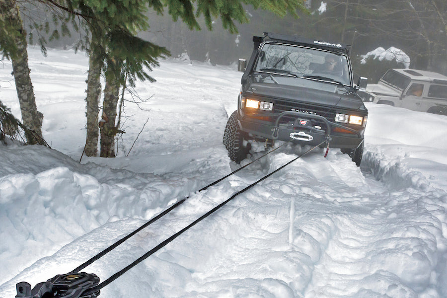 Offroad-Fahrzeug wird mit WARN Zeon 12S Seilwinde aus schwieriger Lage gezogen