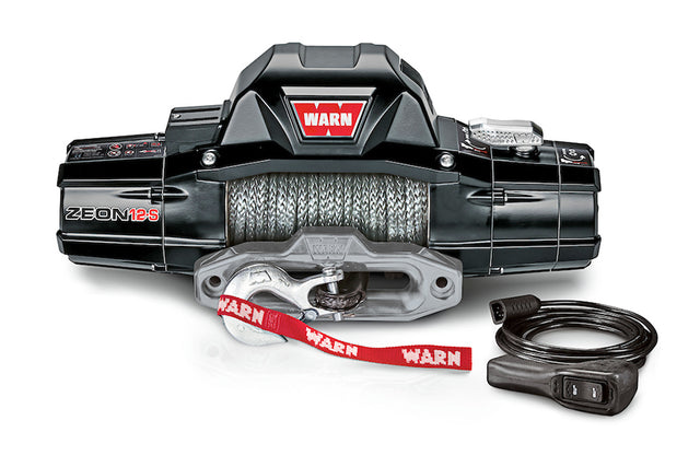 Elektrische Seilwinde WARN Zeon 12S mit Fernsteuerung und Kunststoffseil in Frontansicht