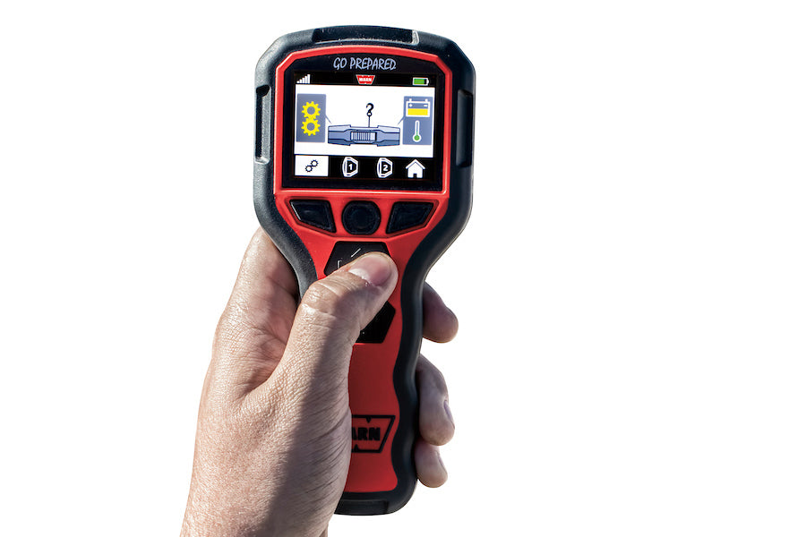 WARN Zeon 12S Platinum – Funkfernbedienung in der Hand für präzise Steuerung