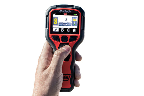 WARN Zeon 12S Platinum – Funkfernbedienung in der Hand für präzise Steuerung