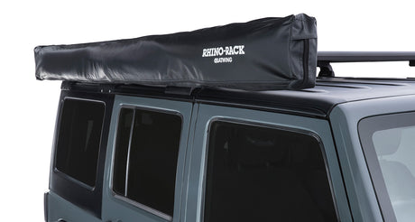 Rhino Rack Batwing an Pioneer Platform auf Jeep Wrangler befestigt