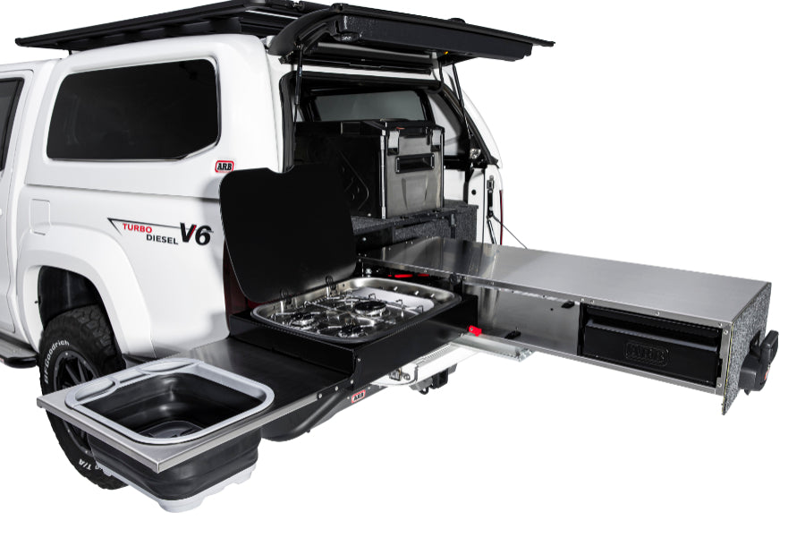 Seitenbild der ARB Slide Kitchen an einem Ford Ranger in weiß