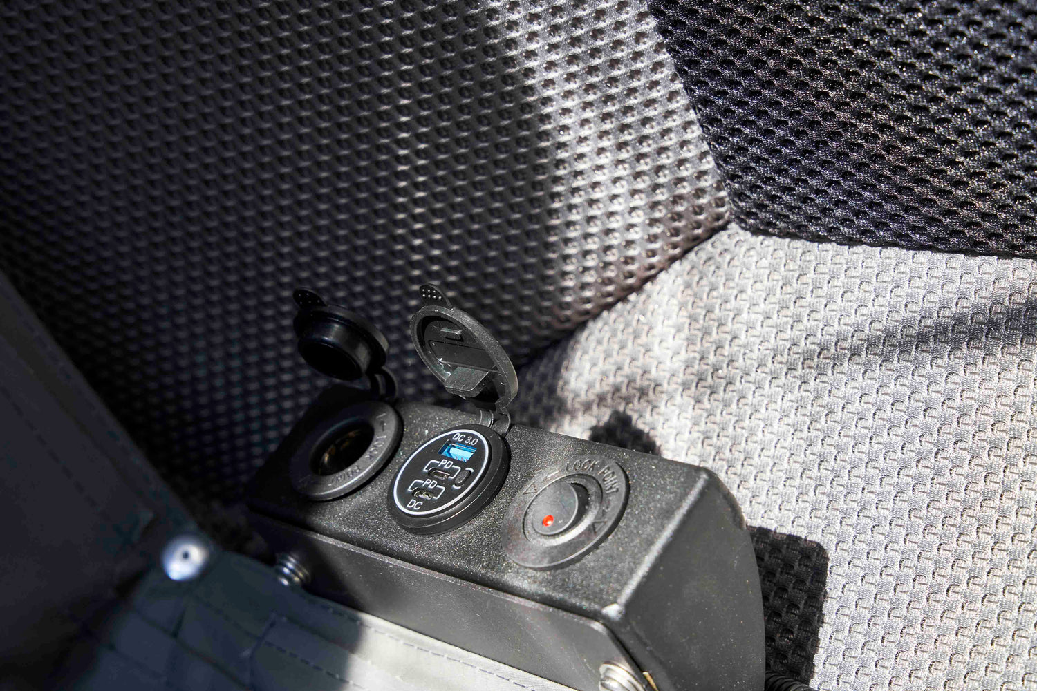 Alu Cab Family RT-4S Nahaufnahme zu USB Anschlüssen geöffnet