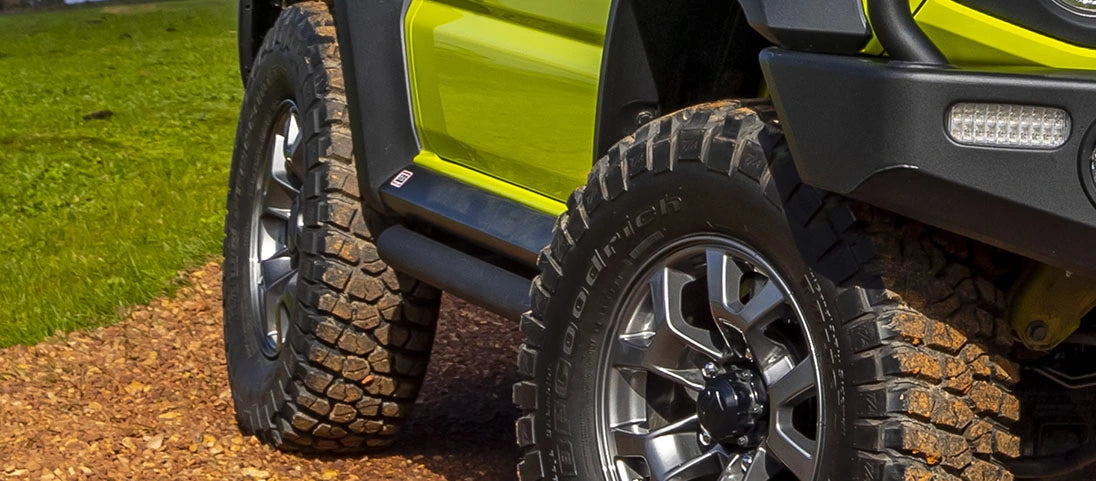 seitliche Frontansicht des Suzuki Jimny ab 2019 mit ARB Rockslider und Summit Bar