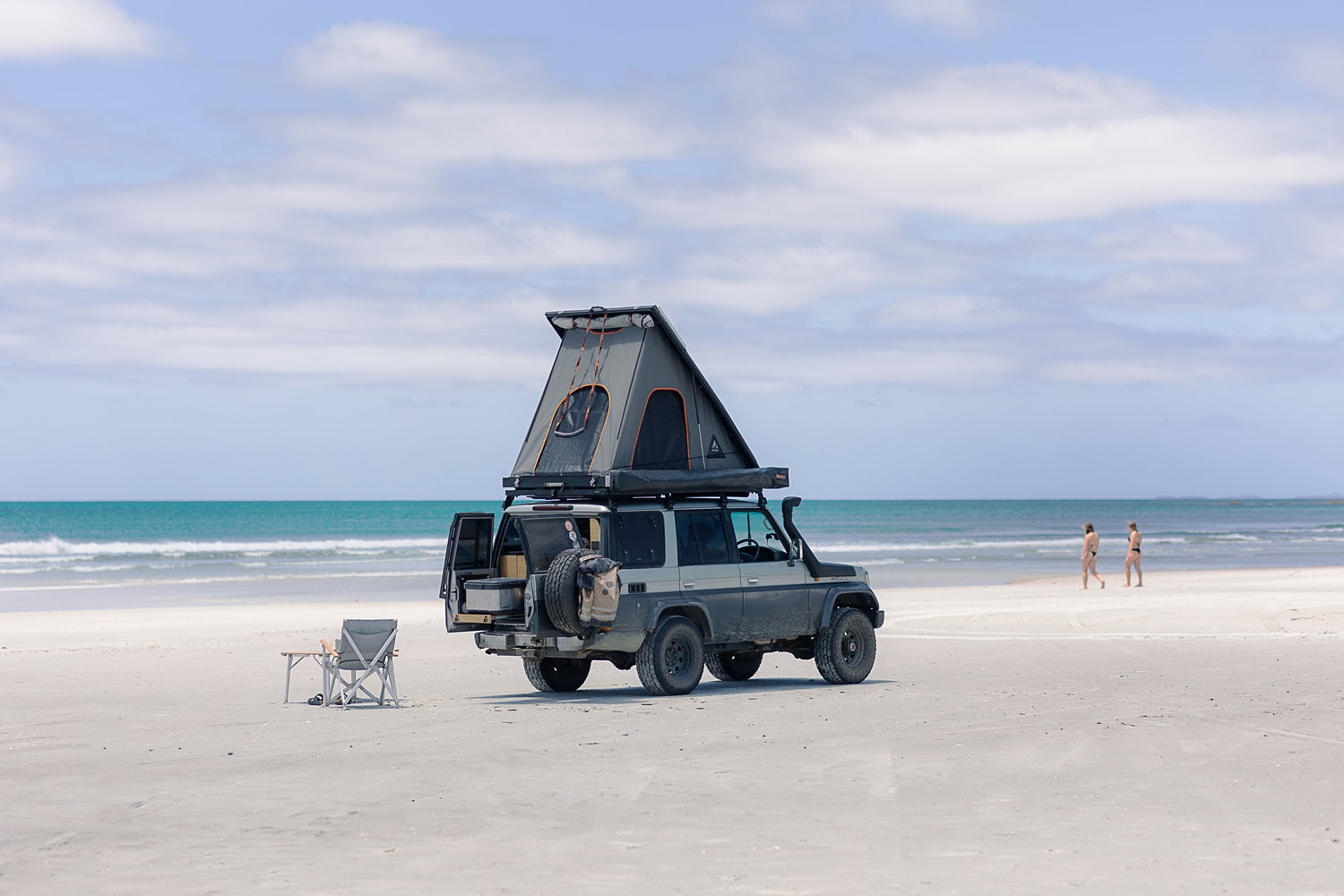 Alu Cab Dachzelt Gen 3 R auf einem Toyota Land Cruiser am Strand
