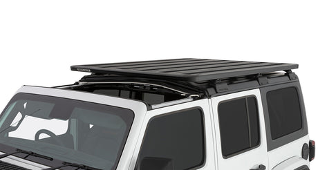Jeep Wrangler Dach zum Teil abgenommen. Trotzdem ist die Pioneer Platform auf dem Dach.
