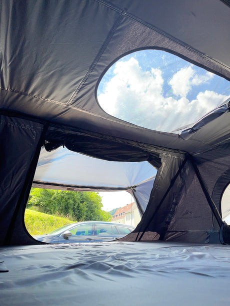 Innenansicht Moby Mountain Dachzelt Peak XXL – geräumiges Hardshell-Zelt für 4 Personen