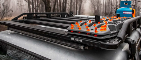 ARB TRED PRO Bergeplatten auf Autodach montiert – robustes Offroad-Zubehör