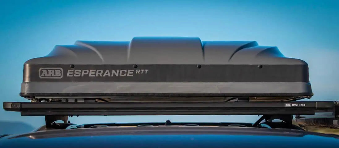 ARB Esperance RTT (Roof top tent) von vorne auf einem Base Rack von ARB