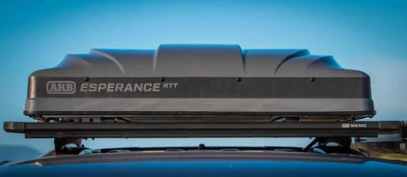 ARB Esperance RTT (Roof top tent) von vorne auf einem Base Rack von ARB