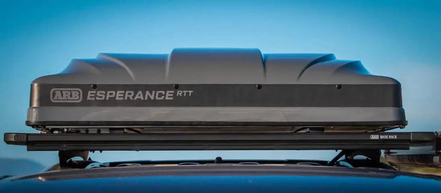 ARB Esperance RTT (Roof top tent) von vorne auf einem Base Rack von ARB
