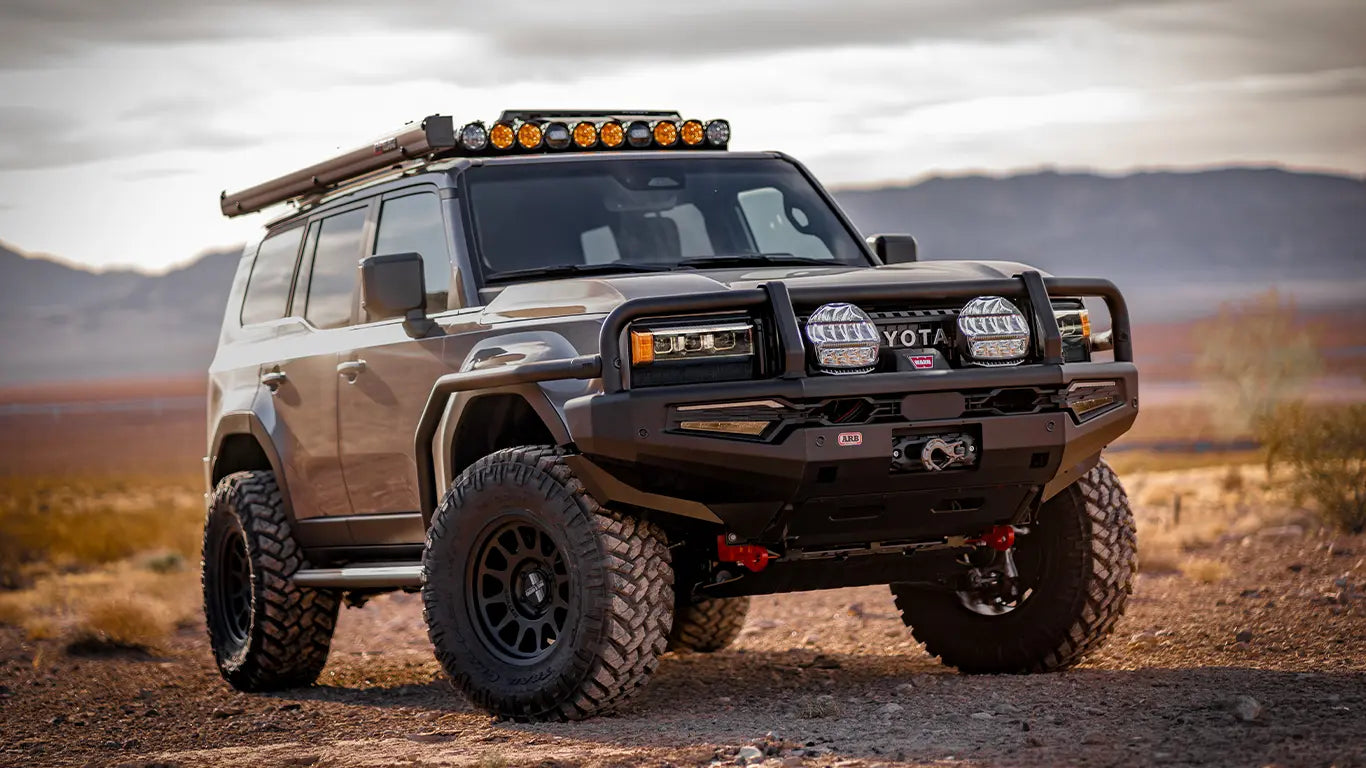 Toyota Landcruiser LC250 Prado mit ARB Stoßstange und Warn Seilwinde