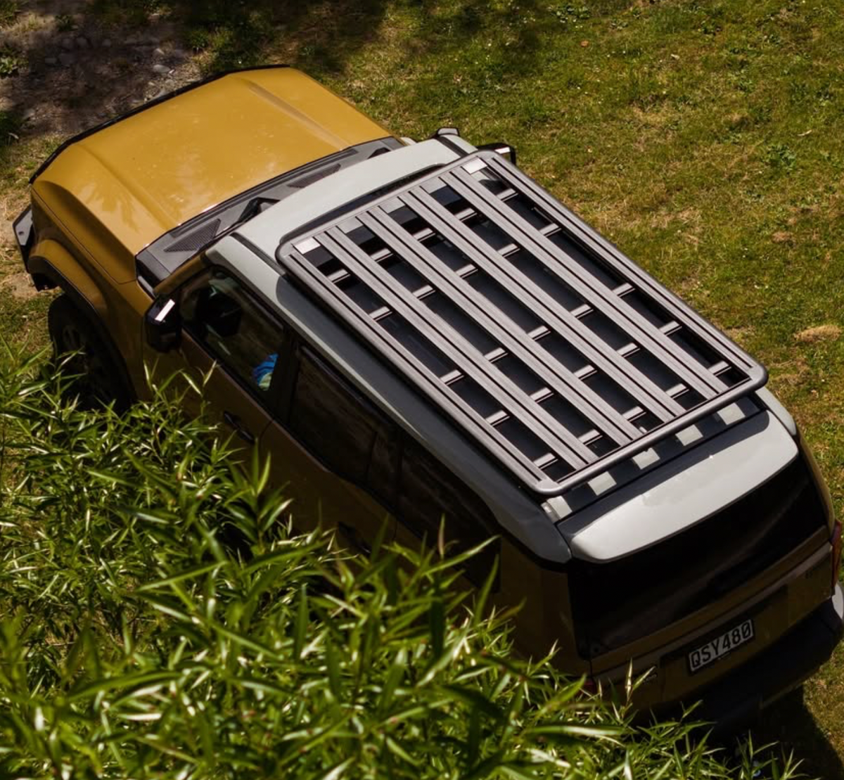 Toyota Land Cruiser mit Dachplattform im Gelände