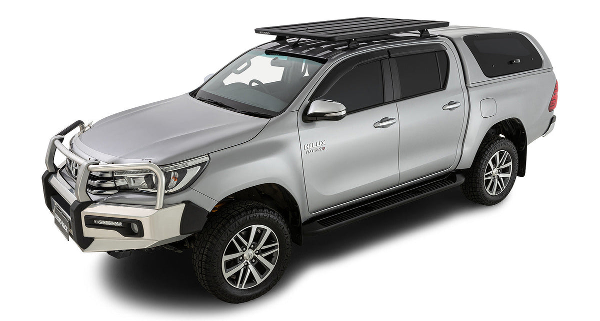 Toyota Hilux mit Dachträger und Offroad-Zubehör