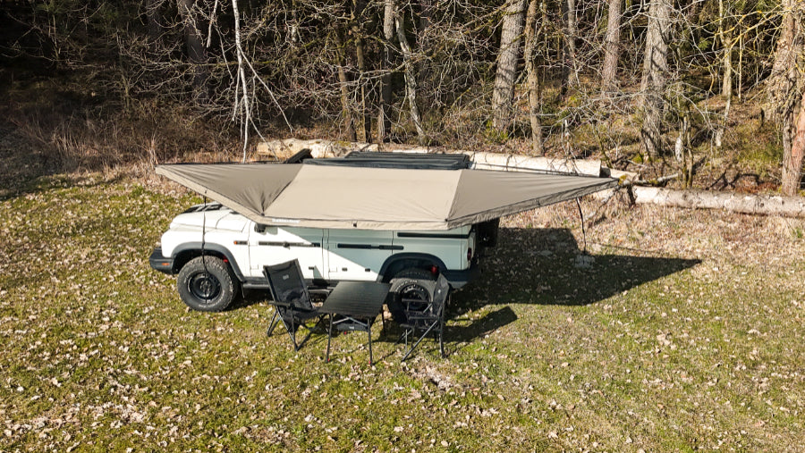 Rhino Rack freitragende Markise Batwing am Auto montiert 