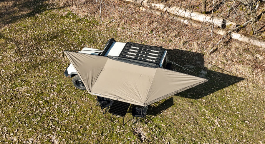Rhino Rack freitragende Markise Batwing am Auto montiert 