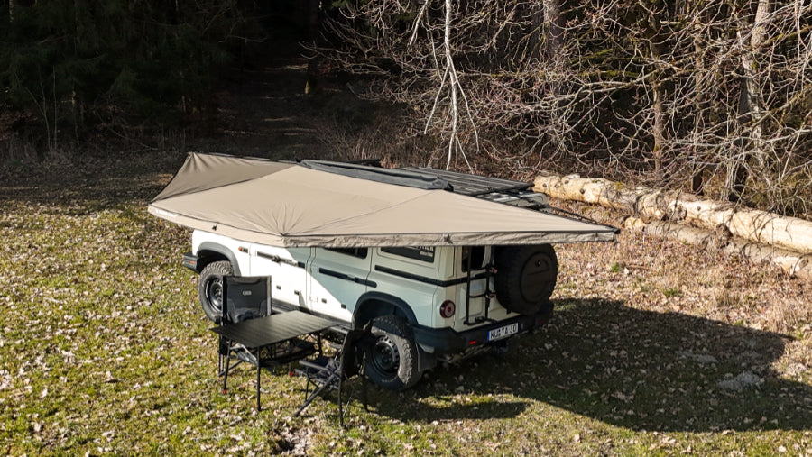 Rhino Rack freitragende Markise 180 Grad Batwing am Auto montiert 