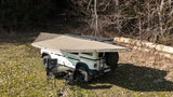Rhino Rack freitragende Markise 180 Grad Batwing am Auto montiert 