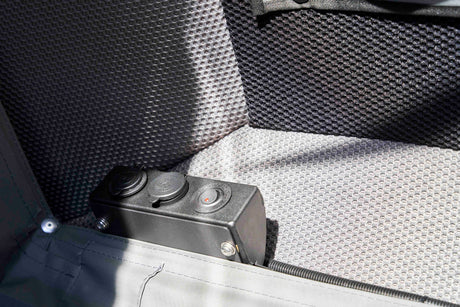 Alu Cab Family RT-4S Nahaufnahme zu den USB Anschlüssen