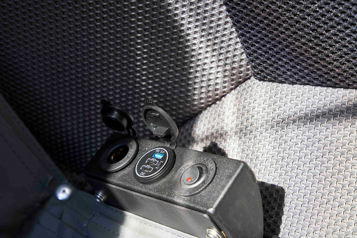Alu Cab Family RT-4S Nahaufnahme zu USB Anschlüssen geöffnet