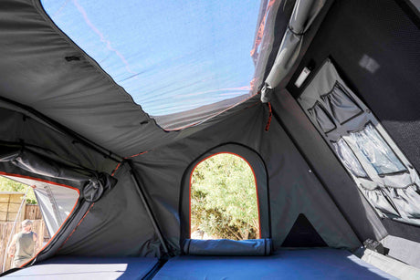 Alu Cab Family RT-4S Innenraumansicht mit Aussicht durch verschiedene Fenster