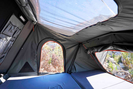 Alu Cab Family RT-4S Innenraumansicht mit Aussicht durch verschiedene Fenster