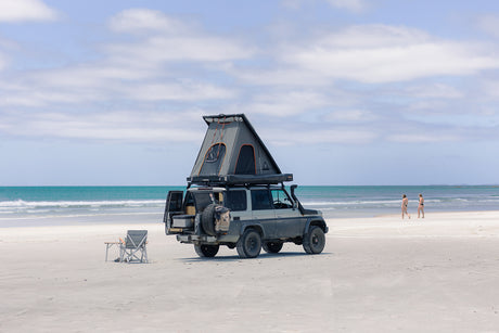 Alu Cab Dachzelt Gen 3 R auf einem Toyota Land Cruiser am Strand