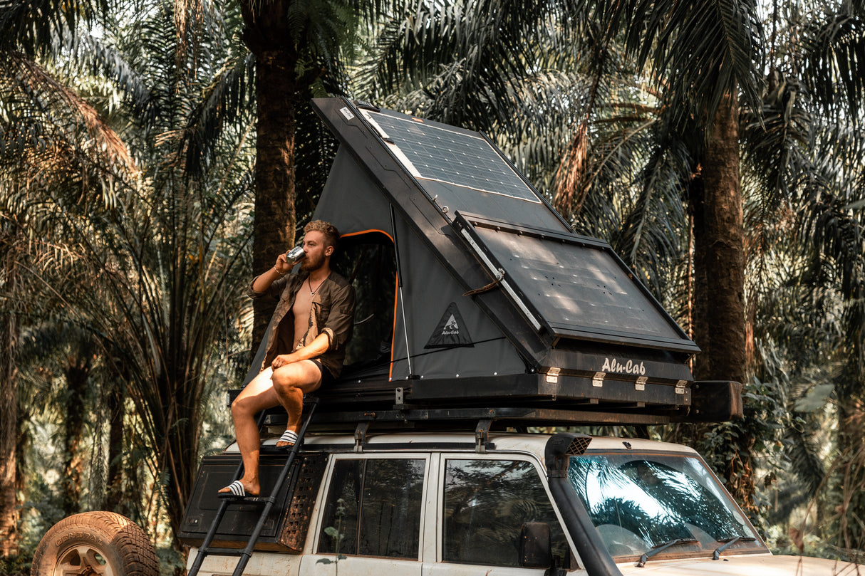 Alu Cab Dachzelt Gen 3 R mit Person die Kaffee trinkt, auf einem Toyota Land Cruiser