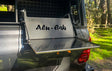 Alu-Cab Faltbarer Tisch mit integriertem Bambus Schneidebrett für Hardtops