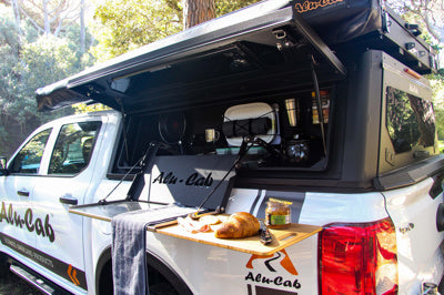 Alu-Cab Seitenfach Küchenset 1250 mit Tisch und Utensilien für Hardtops