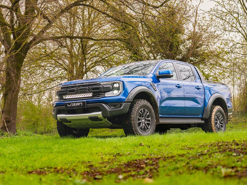 LED Scheinwerfer aus der Entfernung am Ford Ranger Raptor
