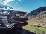 Lazer Lamps Kühlergrill-Kit Toyota Hilux GR Sport (2023-2024) inkl. 2x Triple-R 750 Standard