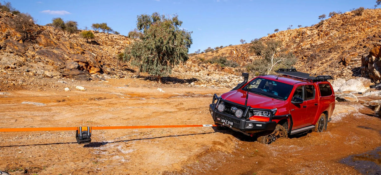 Toyota Hilux wird aus Schlamm gezogen mit dem ARB Premium Recovery Kit